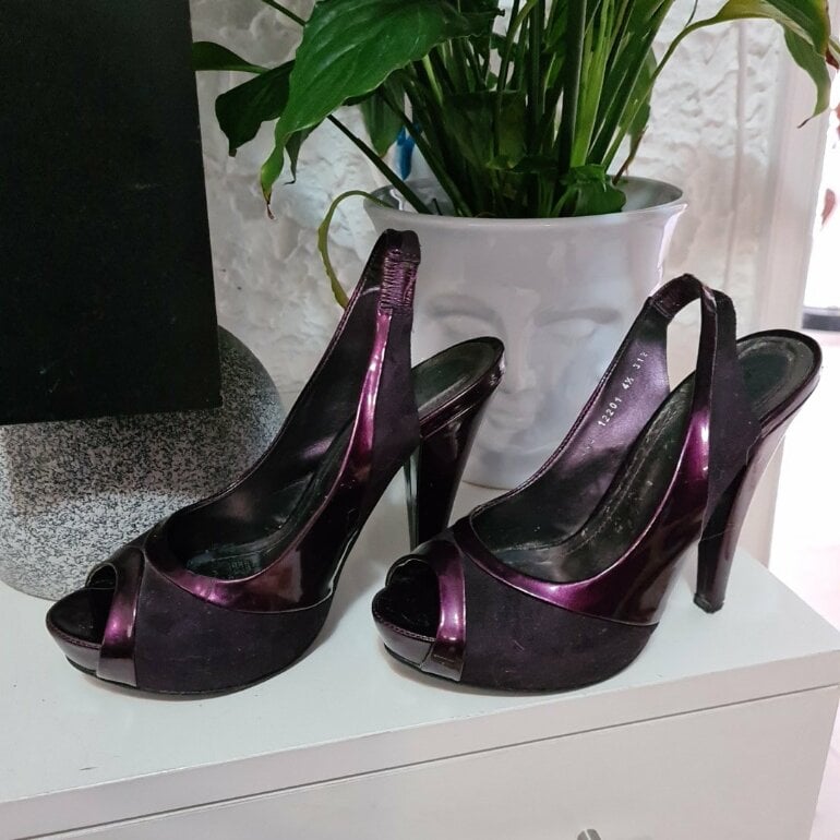 Zapatillas andrea color uva de segunda mano GoTrendier