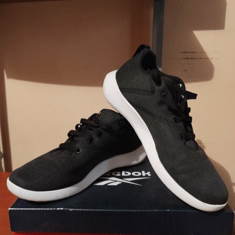 Tenis Reebok negro suela blanca de segunda mano - GoTrendier