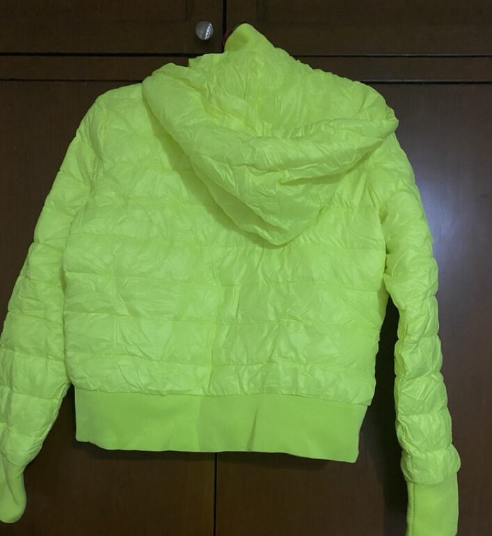 Chaqueta fosforescente verde de Zara T/L de segunda mano - GoTrendier