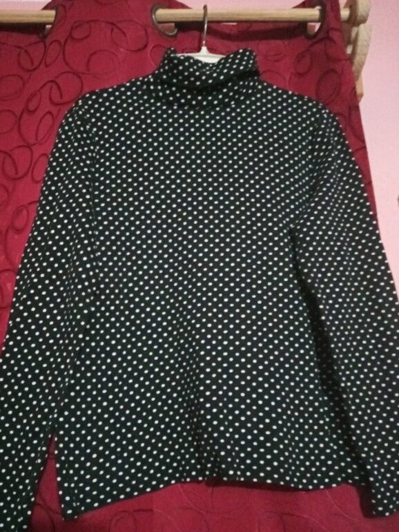 blusa blanca con bolitas negras