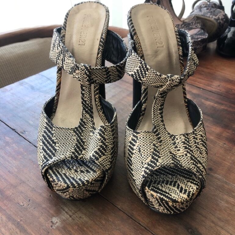 Sandalias plataforma tejido de Forever 21 de segunda mano - GoTrendier