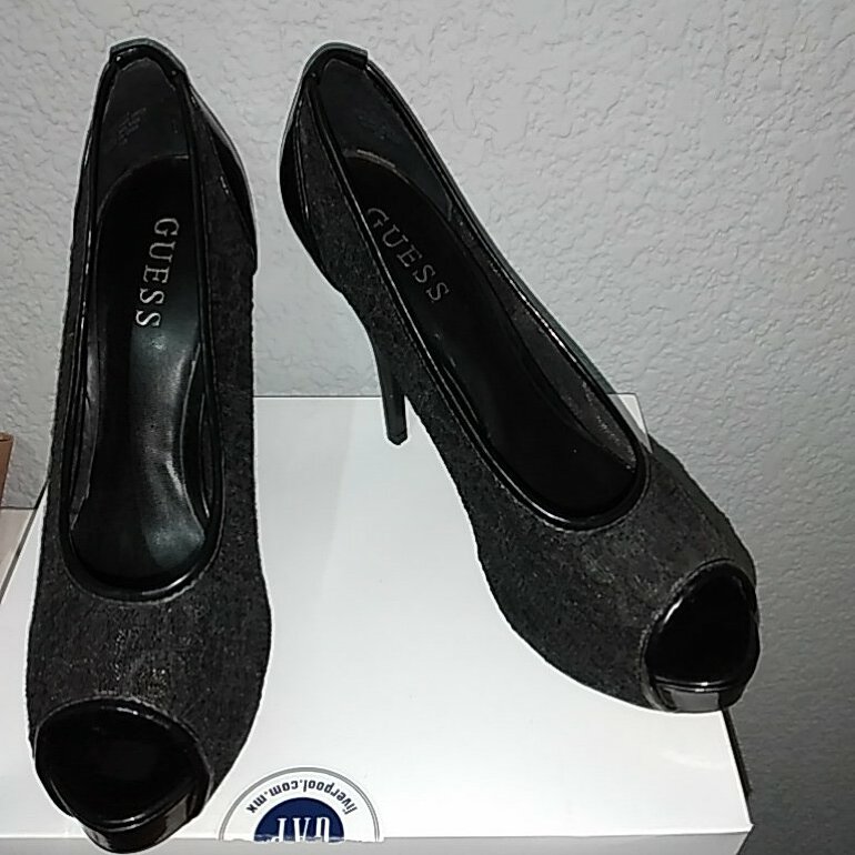 Tacones Negros Charol Encaje Guess de segunda mano - GoTrendier