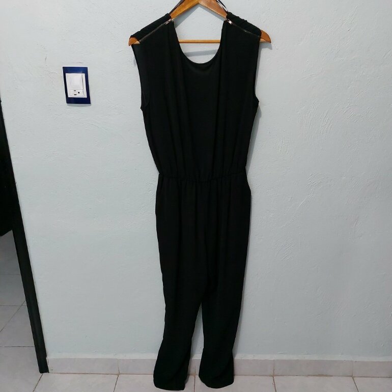 Jumpsuit negro Zara de segunda mano - GoTrendier