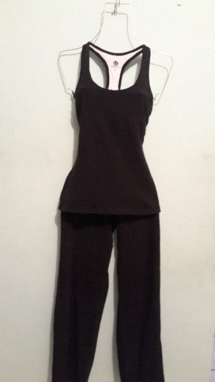Set Deportivo Negro MANGO Y MERENGUE de segunda mano - GoTrendier