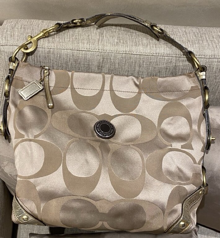 Bolsa Coach champagne con dorado de segunda mano - GoTrendier