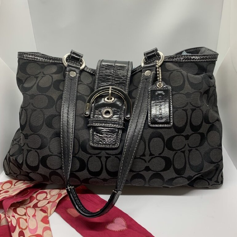 Bolsa negra con apliques en charol de Coach de segunda mano - GoTrendier