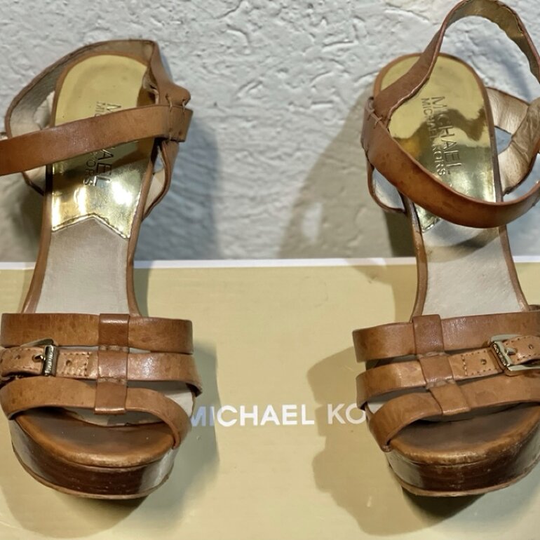 Tacones MK tacón dorado de Michael Kors de segunda mano - GoTrendier