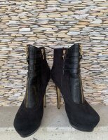 Botines negros con detalles en dorado de Bebe de segunda mano - GoTrendier