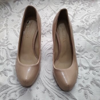 Zapatillas de charol color beige de Perugia de segunda mano - GoTrendier