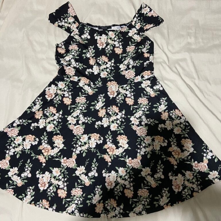 Vestido negro con flores de Forever 21 de segunda mano - GoTrendier
