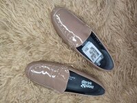 Zapatos de piso beige brilloso de Nonstop de segunda mano - GoTrendier