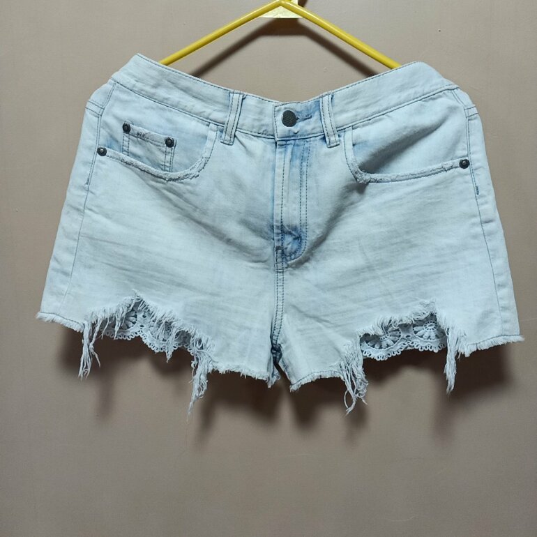 Short mezclilla azul claro de Sun \u0026amp; Shadow de segunda mano - GoTrendier