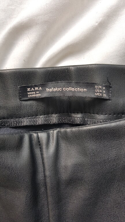 Pantalón vinipiel Zara talla M de segunda mano - GoTrendier