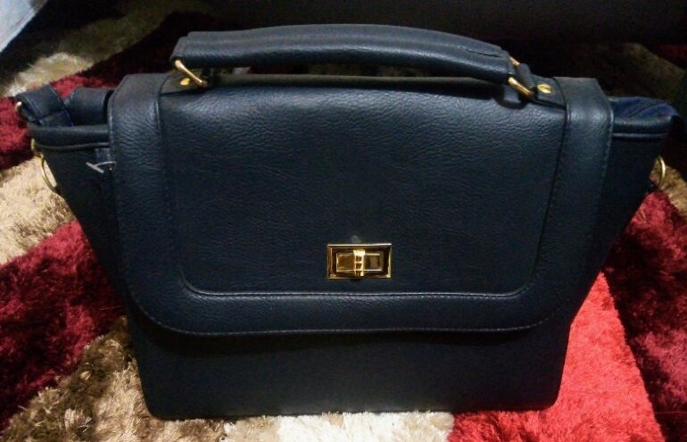 Bolsa azúl marino piel tipo portafolio de Uribren de segunda mano -  GoTrendier