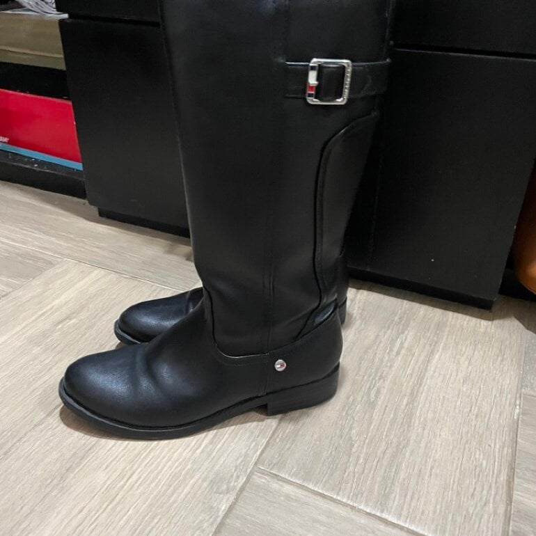 Hermosas botas negras Tommy Hilfiger de segunda mano - GoTrendier