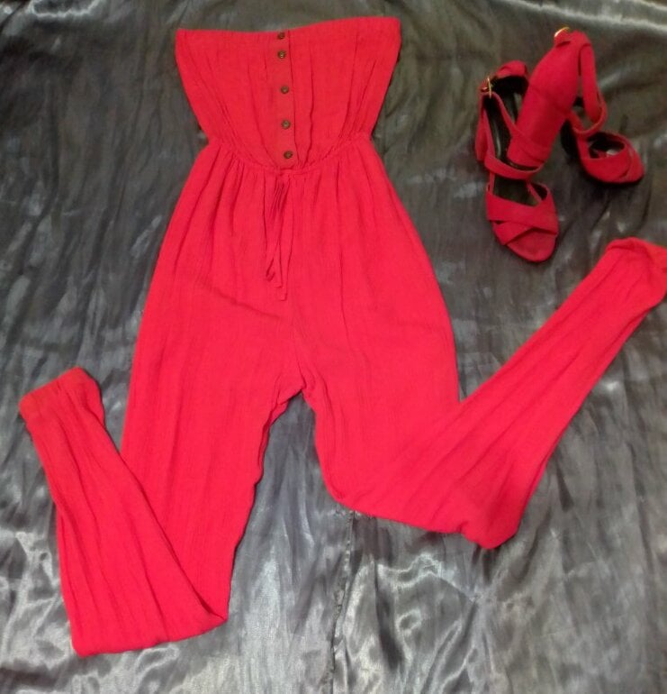 Pantalón palazzo en color rojo|moda fiesta 2021