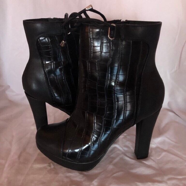 Botas negras con agujetas de Andrea de segunda mano - GoTrendier
