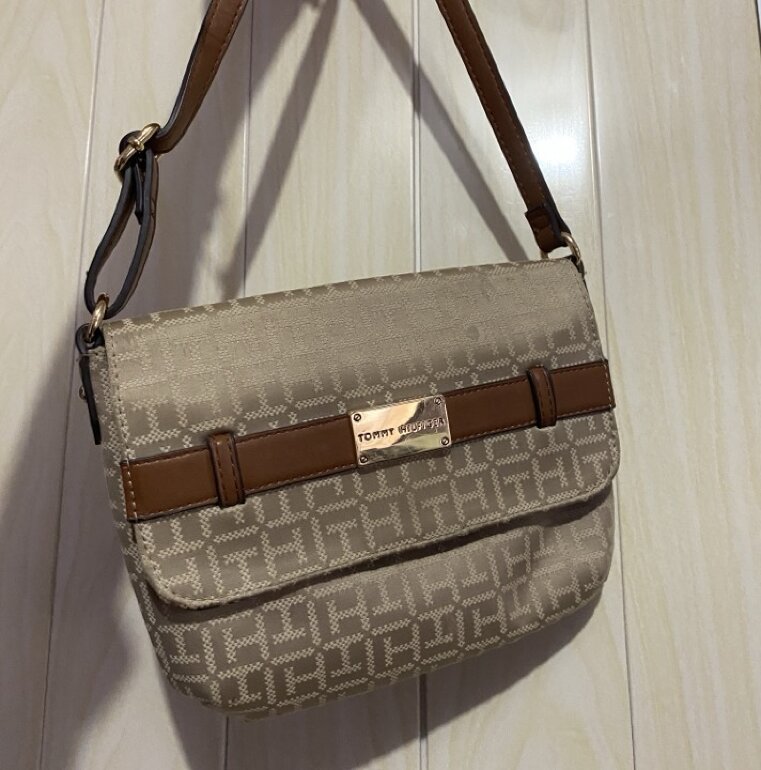Crossbody Tommy beige💕 de Tommy Hilfiger de segunda mano GoTrendier