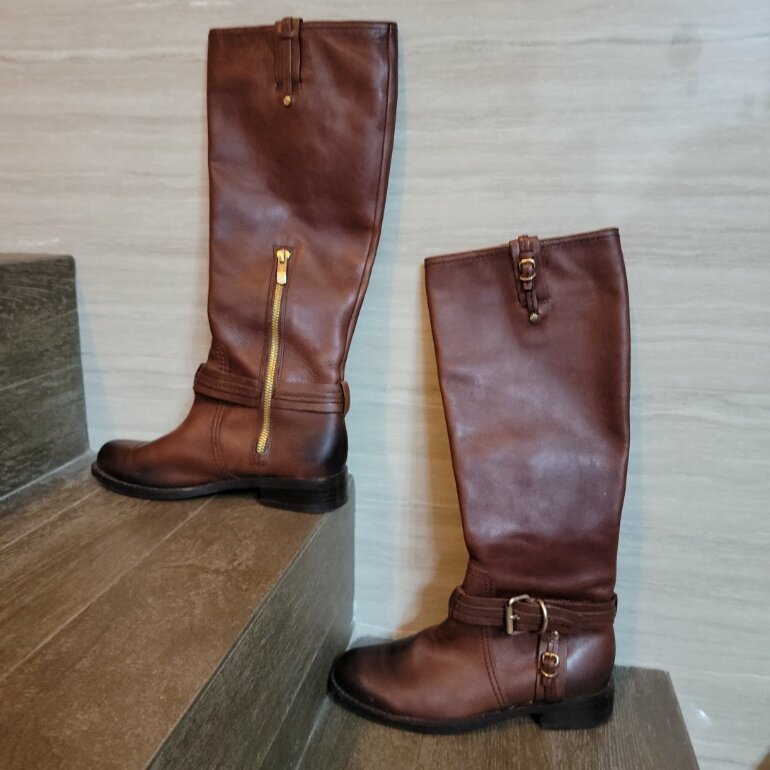 Bota larga cafe Vince Camuto de segunda mano - GoTrendier