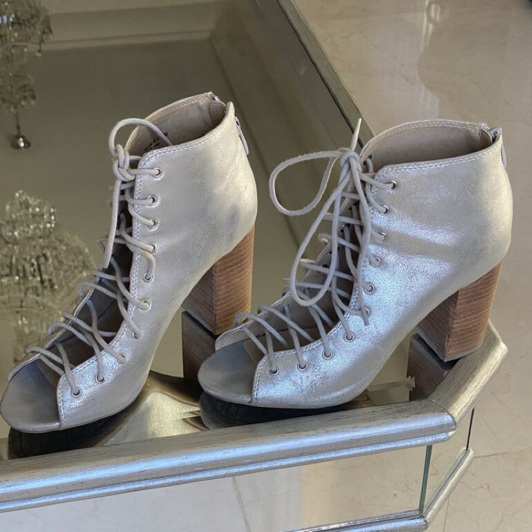 Tacones plateados agujetas de Chinese Laundry de segunda mano - GoTrendier