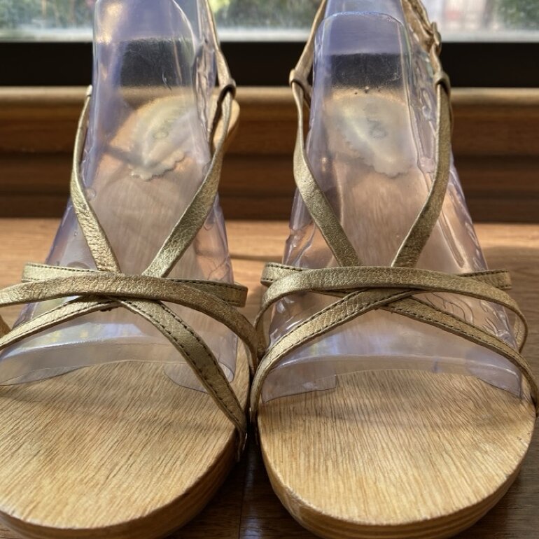 Sandalias de Fiesta Doradas de Via Uno de segunda mano - GoTrendier