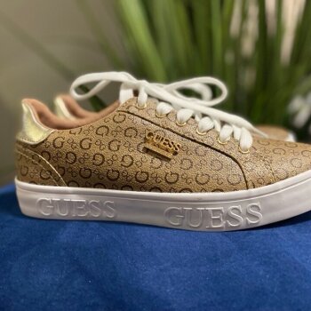 Tenis casuales GUESS café de segunda mano - GoTrendier