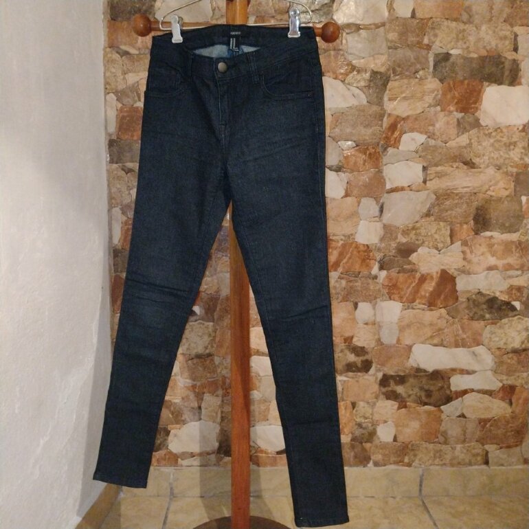 Pantalón negro jaspeado. de Forever 21 de segunda mano - GoTrendier