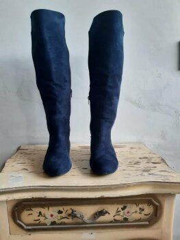 Botas largas de gamuza azul de Capa de Ozono de segunda mano - GoTrendier