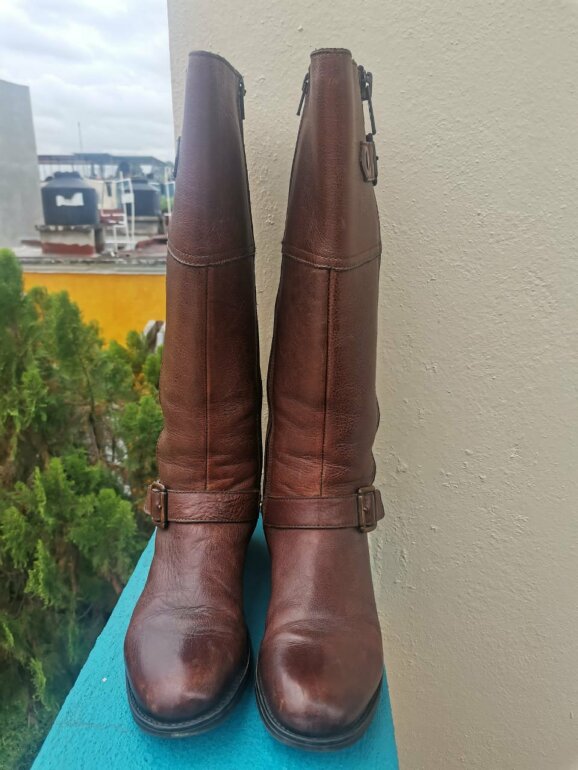 Botas de piel con tacon bajo Gillio de segunda mano - GoTrendier