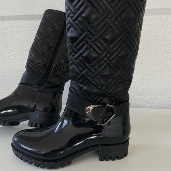 BOTAS NEGRAS LLUVIA de Capa de Ozono de segunda mano - GoTrendier
