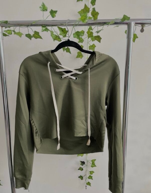Sudadera aesthetic verde 🦦🪴 de Bershka de segunda mano GoTrendier