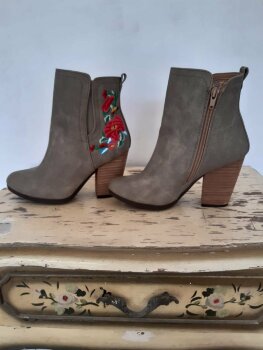 Botines de flores de Capa de Ozono de segunda mano - GoTrendier