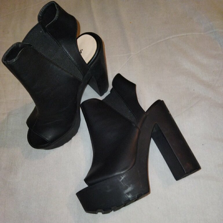 Zapatillas negras abierta andrea de segunda mano - GoTrendier