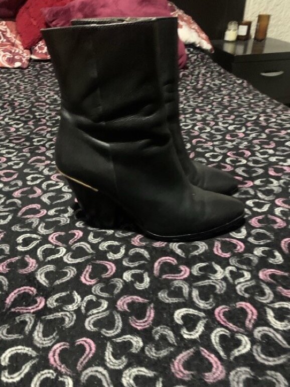 Botas negras marca Uterque de Uterqüe de segunda mano - GoTrendier
