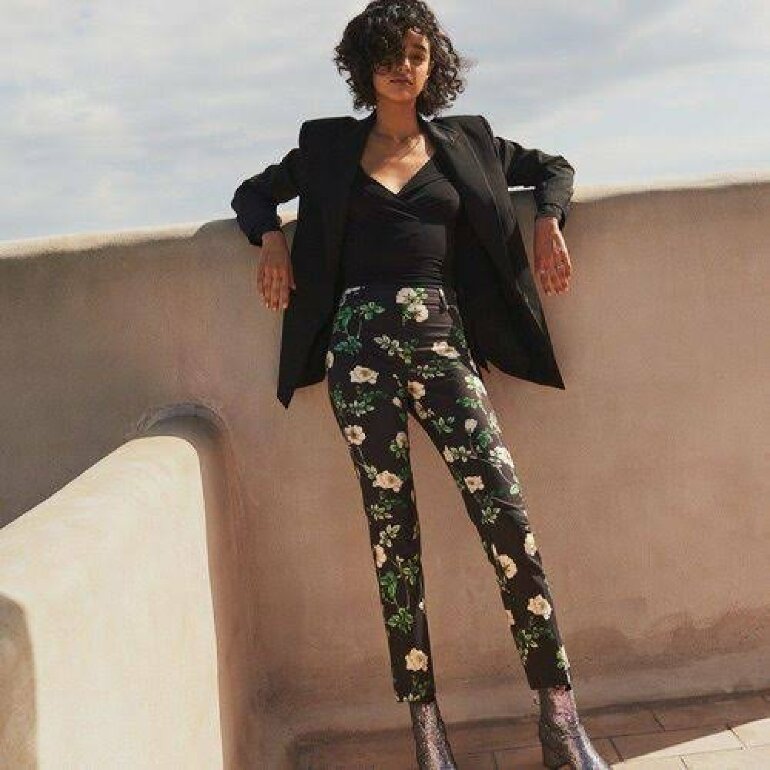 Pantalón negro con flores de H\u0026amp;M de segunda mano - GoTrendier