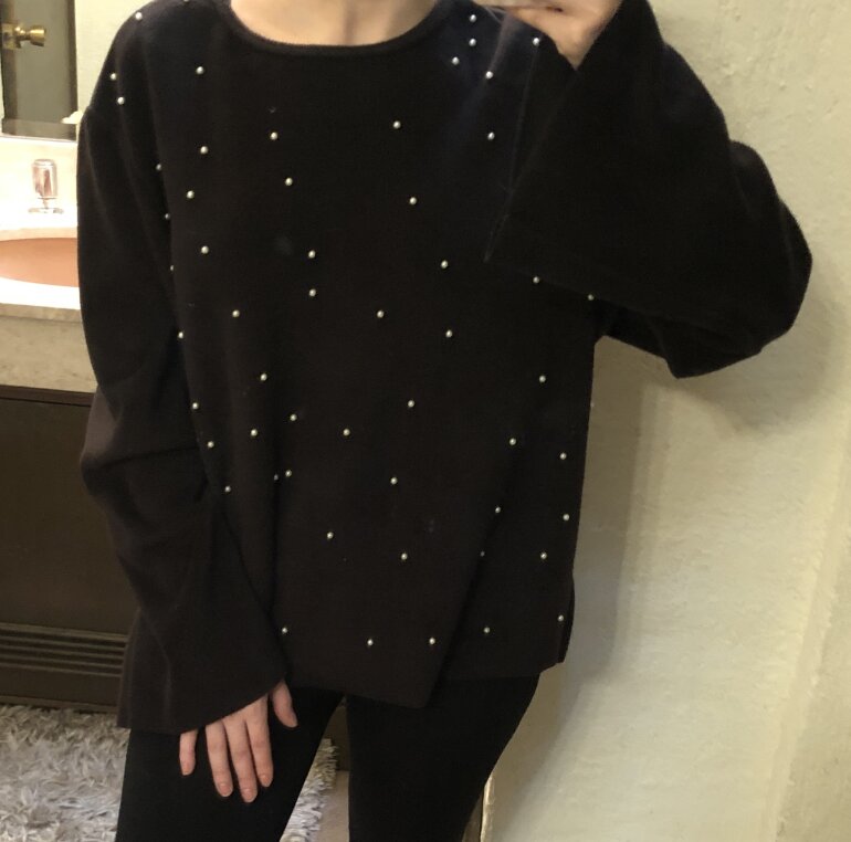 Suéter negro con perlas de Zara de segunda mano - GoTrendier