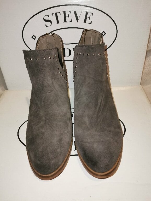 Botín gris con estoperoles de Steve Madden de segunda mano - GoTrendier
