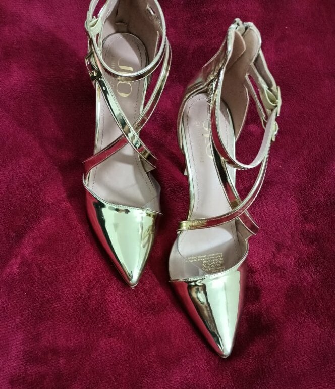 Zapatilla dorada JLO de Jennifer Lopez de segunda mano - GoTrendier