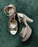 Zapatillas doradas tacón ancho de Raul Coss de segunda mano - GoTrendier