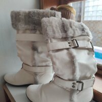 Botas blancas con peluche de Bershka de segunda mano - GoTrendier