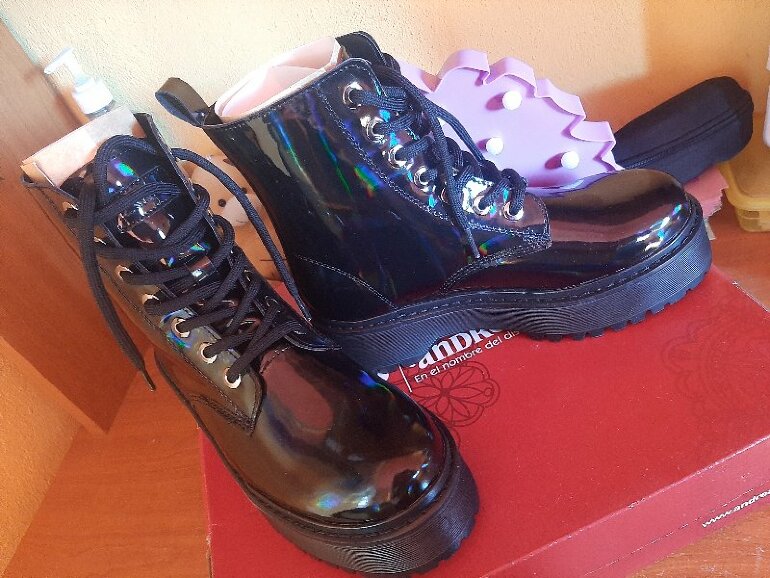 Botas negras efecto tornasol de Andrea de segunda mano - GoTrendier