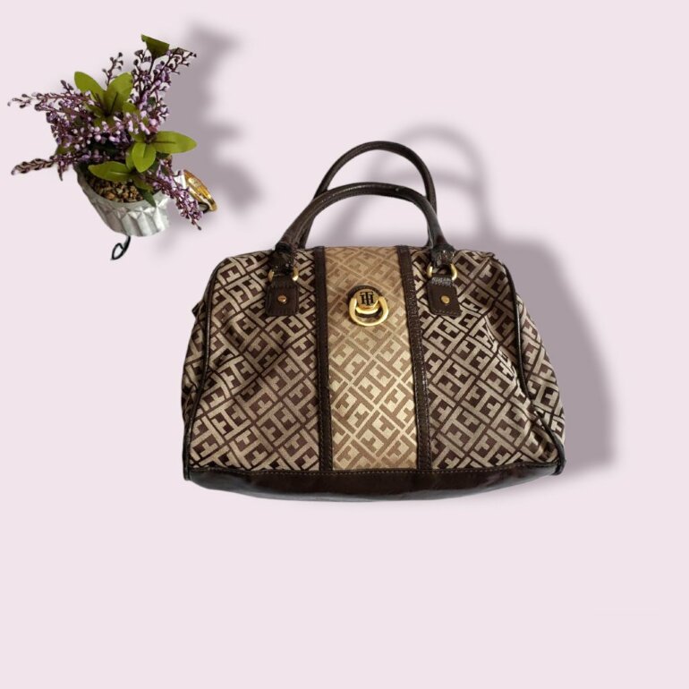 Bolso Tommy Hilfiger cafe beige monogram de segunda mano - GoTrendier