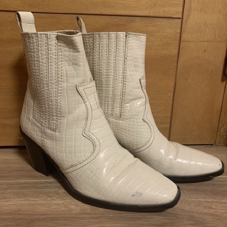 Bota vaqueras de charol blancas de Stradivarius de segunda mano - GoTrendier