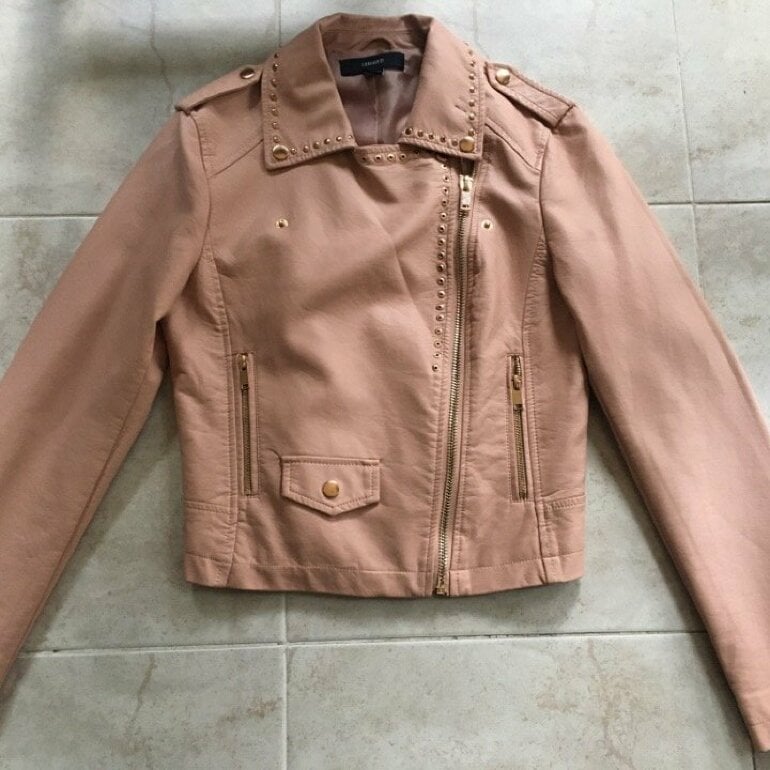 Chamarra tipo piel color carne de Forever 21 de segunda mano