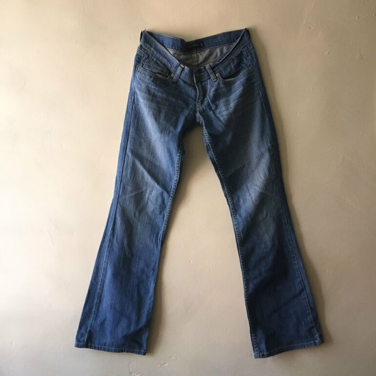 Pantalones Levi's acampanados de segunda mano - GoTrendier