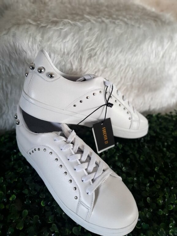 Tenis blancos casuales Forever 21 de segunda mano - GoTrendier