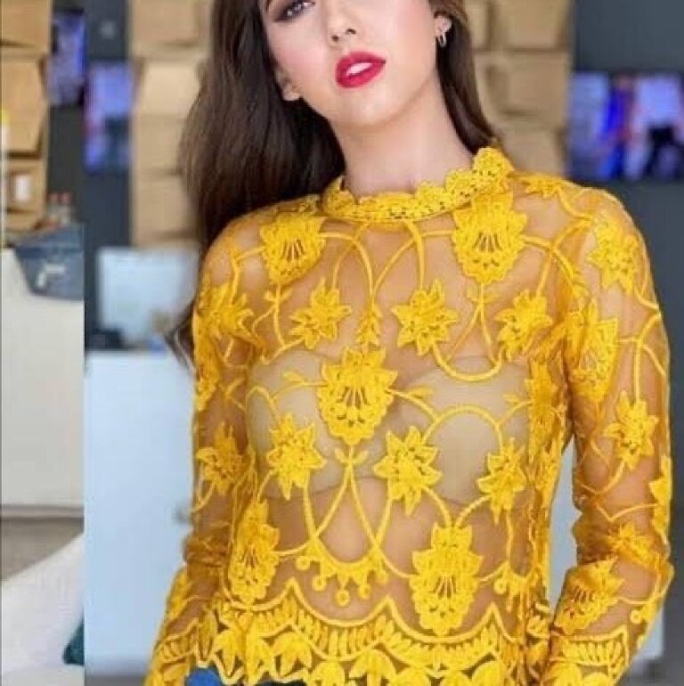 Blusa de encaje color mostaza de Otras marcas de segunda mano