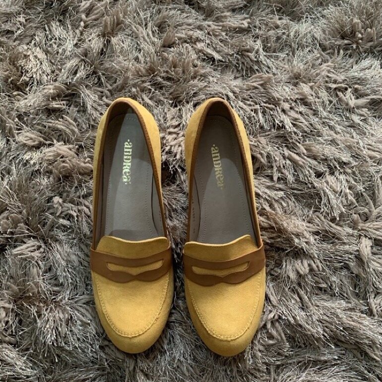 Zapatos tono mostaza de Andrea de segunda mano - GoTrendier
