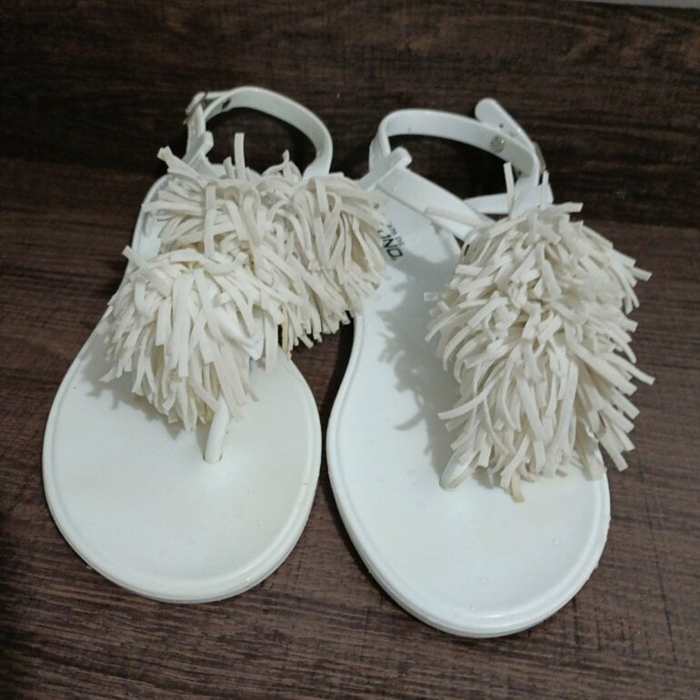 Sandalias blancas con pompones de Capa de Ozono de segunda mano - GoTrendier