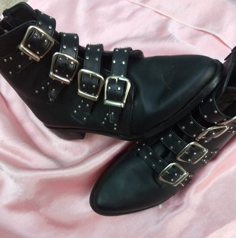 Botines de estoperoles/ botines cruzados de Otras marcas de segunda mano -  GoTrendier